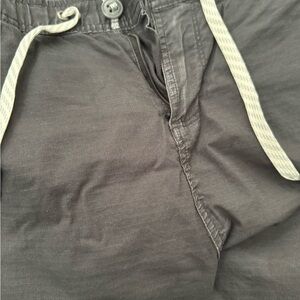 Vuori cropped gray pants!